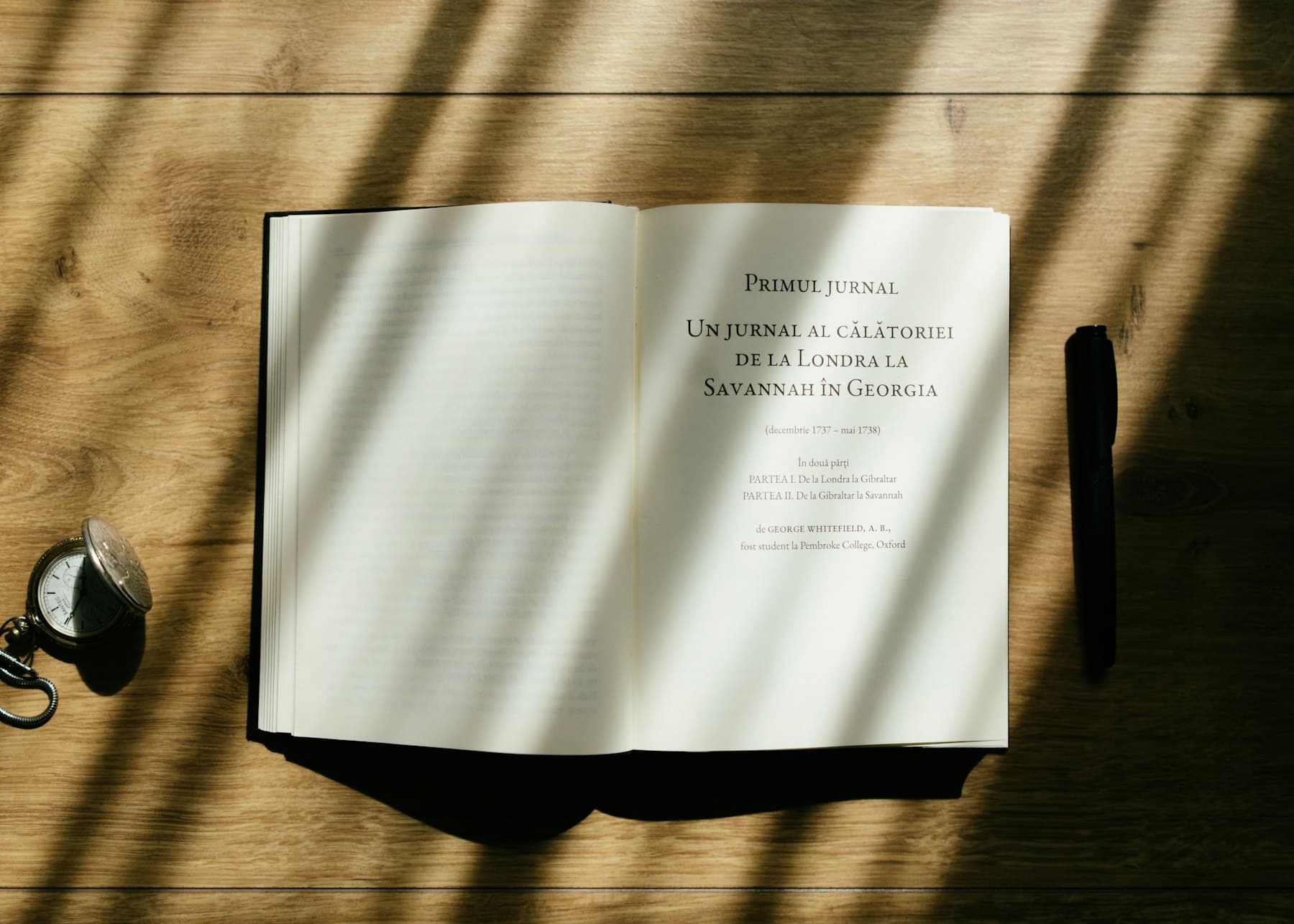 木质桌面上的经典书籍